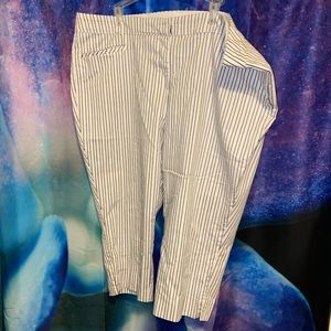 White and navy blue capris